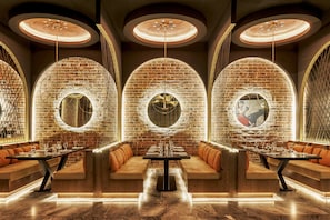 10 restaurants, dinner, brunch served; French cuisine
