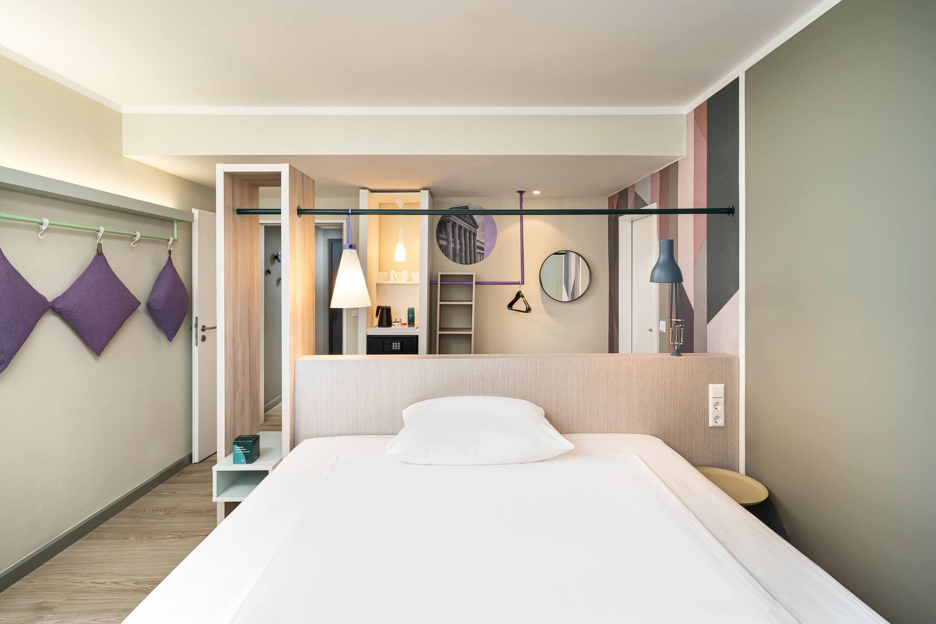 Standard-huone, 1 keskisuuri parisänky | Allergiatestatut vuodevaatteet, tallelokero huoneessa, työpöytä