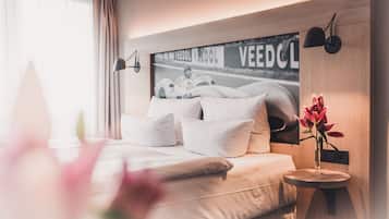 Junior Suite | Hypo-allergenic bedding, in-room safe, desk, laptop workspace