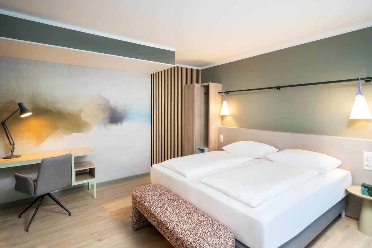 Suite, 1 Double Bed | Hypo-allergenic bedding available, in-room safe, desk, laptop workspace