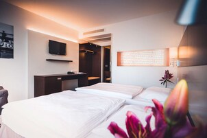 Ropa de cama hipoalergénica y caja de seguridad en la habitación 