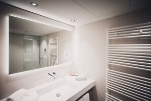 Junior-sviitti | Kylpyhuone | Hiustenkuivaaja, pyyhkeet