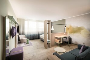 Junior Suite, 1 King Bed | Hypo-allergenic bedding, in-room safe, desk, laptop workspace - elaya hotel stuttgart ludwigsburg, Trademark by Wyndham (Korntal-Munchigan)