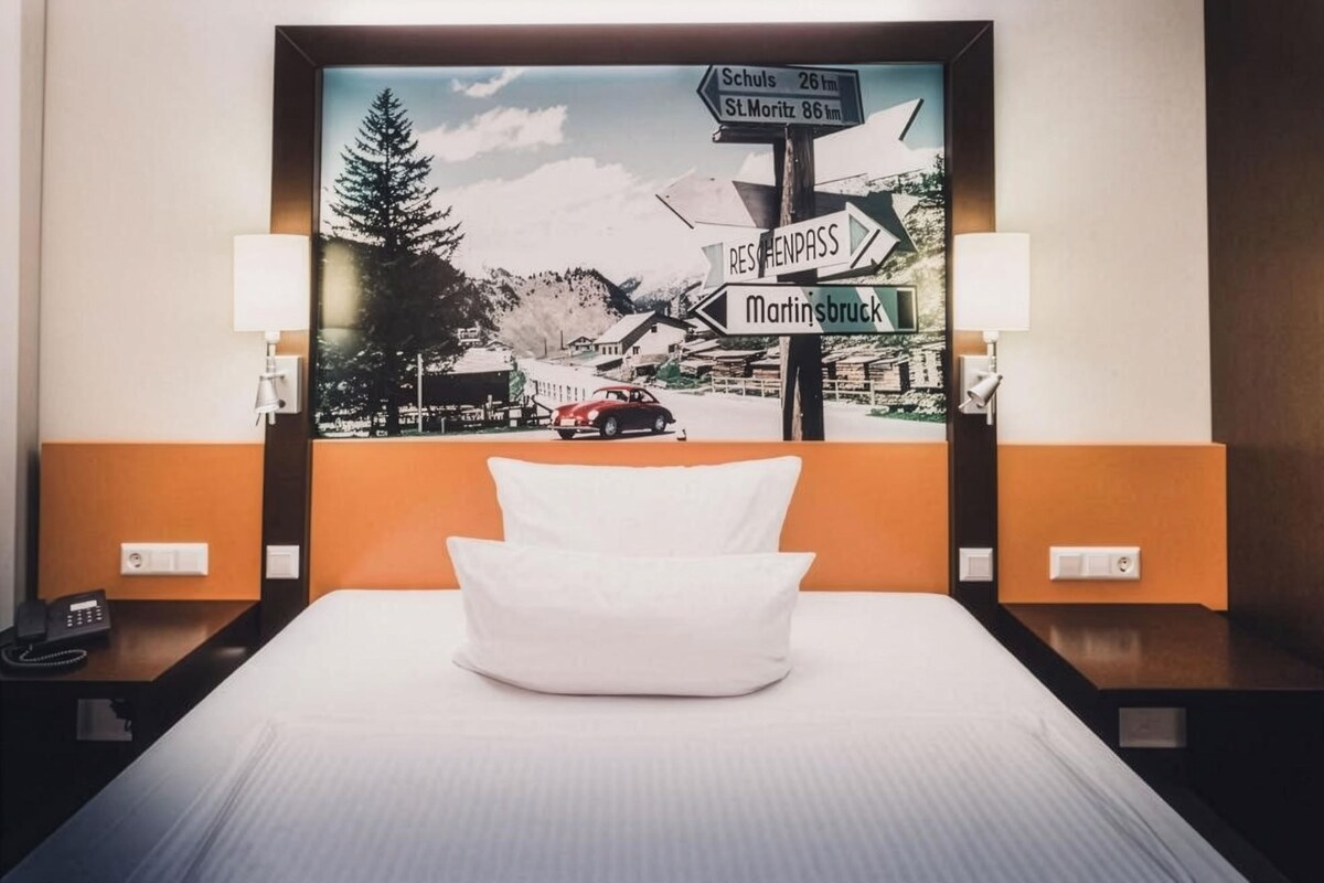 Economy Room, 1 Queen Bed | Hypo-allergenic bedding available, in-room safe, desk, laptop workspace