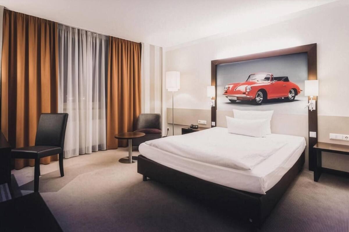 Economy Room, 1 Queen Bed | Hypo-allergenic bedding available, in-room safe, desk, laptop workspace