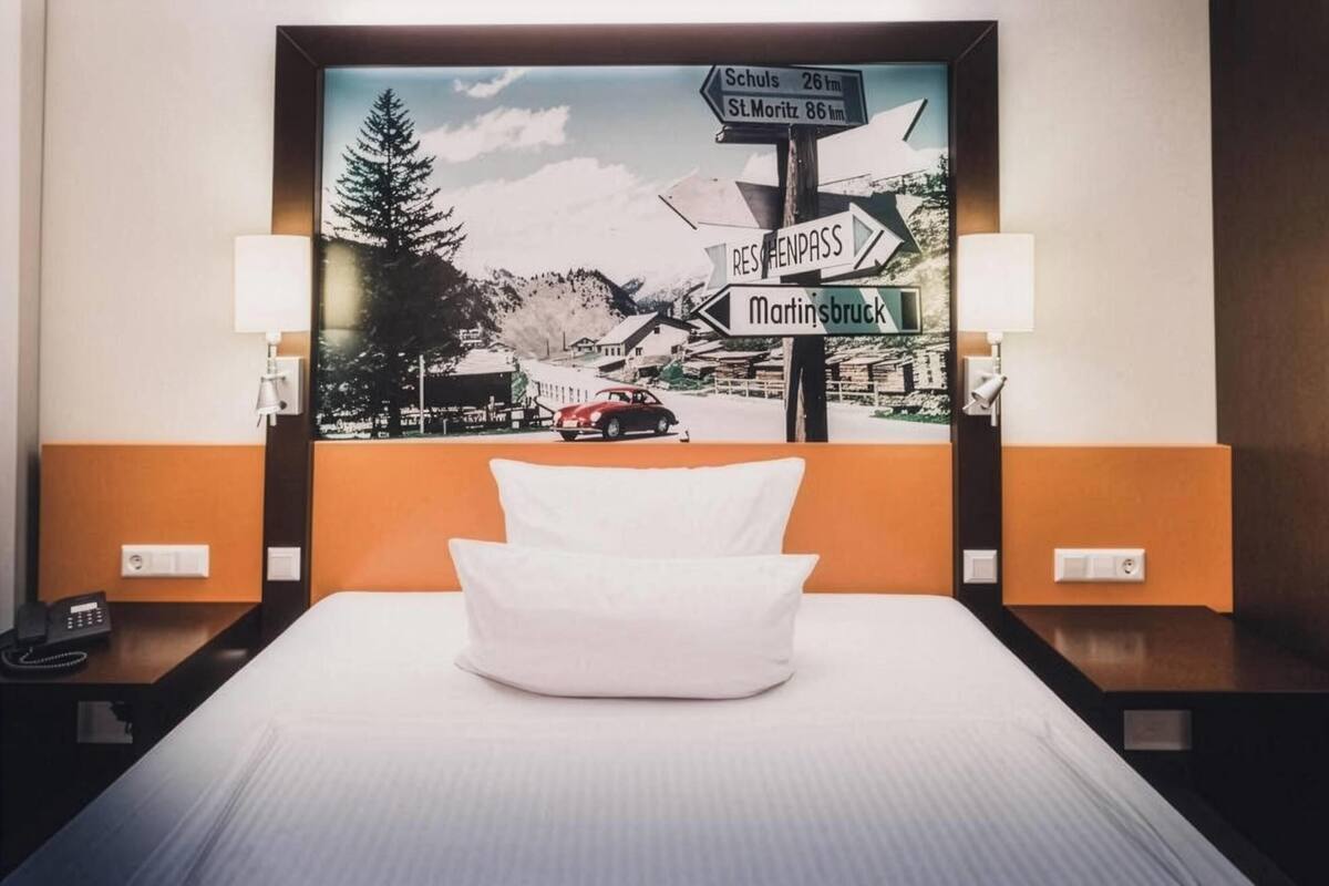 Economy Room, 1 Queen Bed | Hypo-allergenic bedding available, in-room safe, desk, laptop workspace