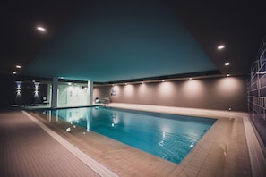 Inomhuspool och solstolar