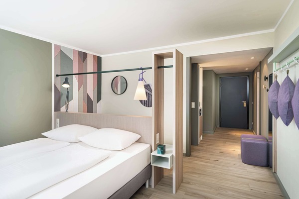 Hypo-allergenic bedding, in-room safe, desk, laptop workspace