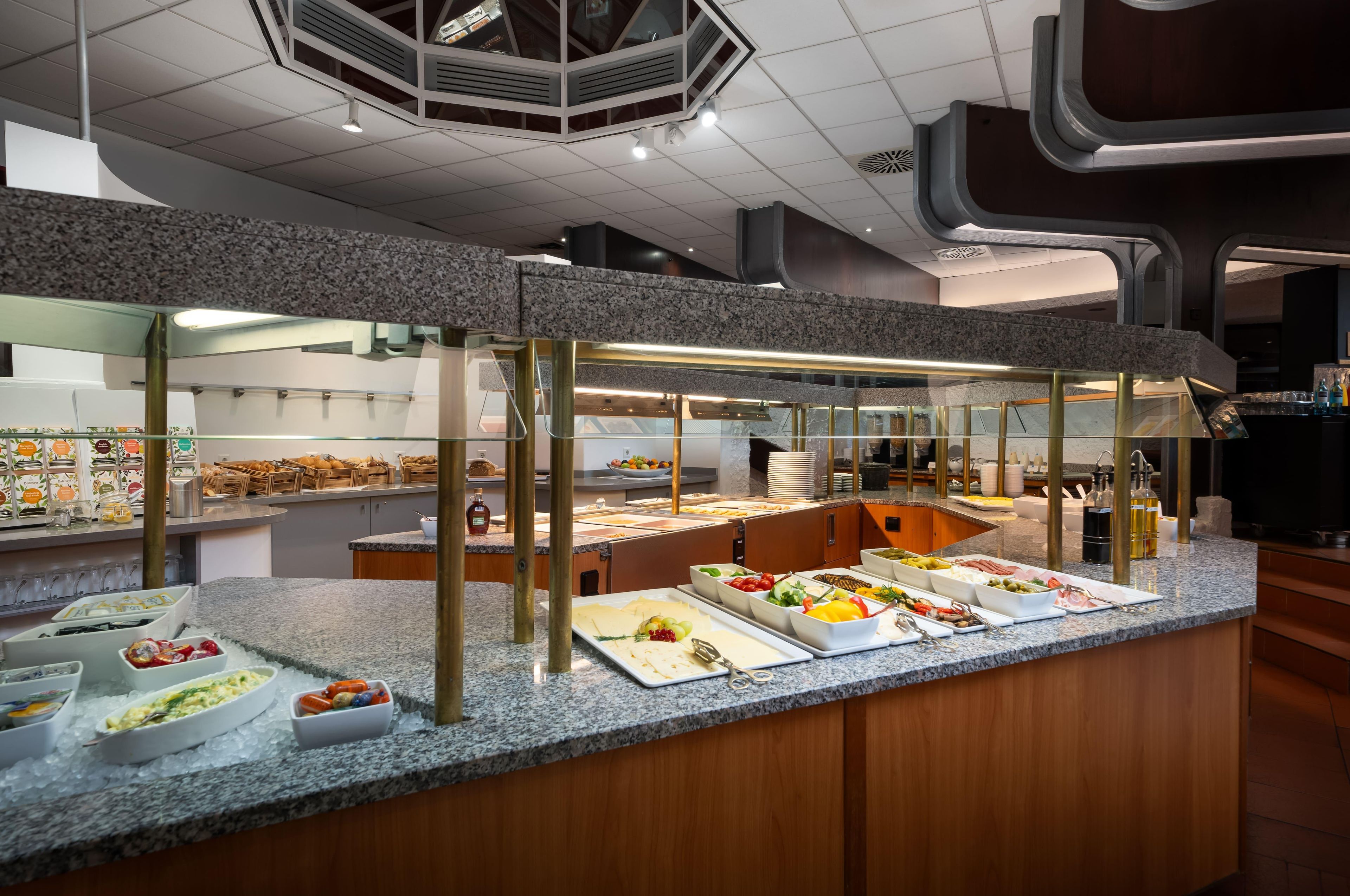 Un'attrezzatura per buffet con diversi cibi e utensili.