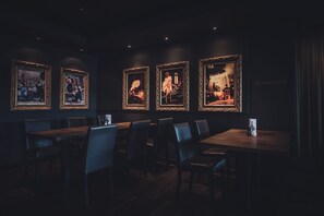 供應午餐和晚餐