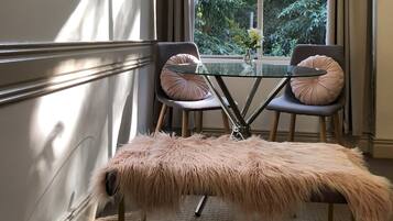 Queen Suite | Minibar, desk, iron/ironing board, cribs/infant beds