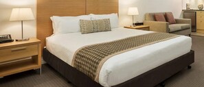 Queen Suite | Minibar, desk, iron/ironing board, cribs/infant beds