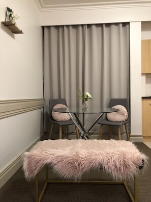 Minibar, escritorio, tabla de planchar con plancha y cunas (de pago)