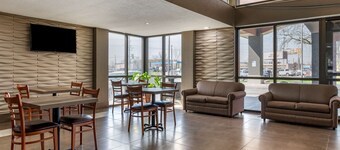 Econo Lodge Inn & Suites