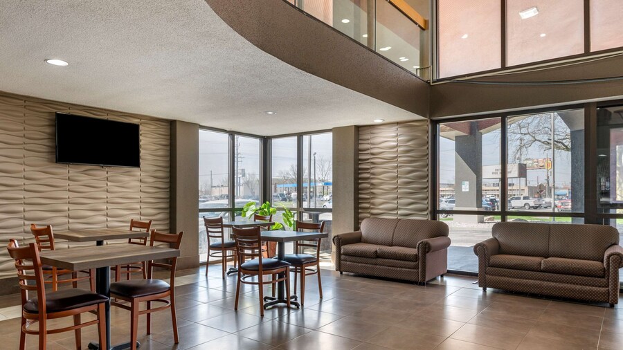 Econo Lodge Inn & Suites