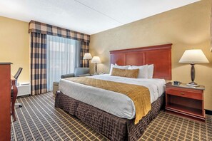 Standaard kamer, 1 kingsize bed, niet-roken, koelkast | Een bureau, een laptopwerkplek, een strijkplank/strijkijzer, wifi