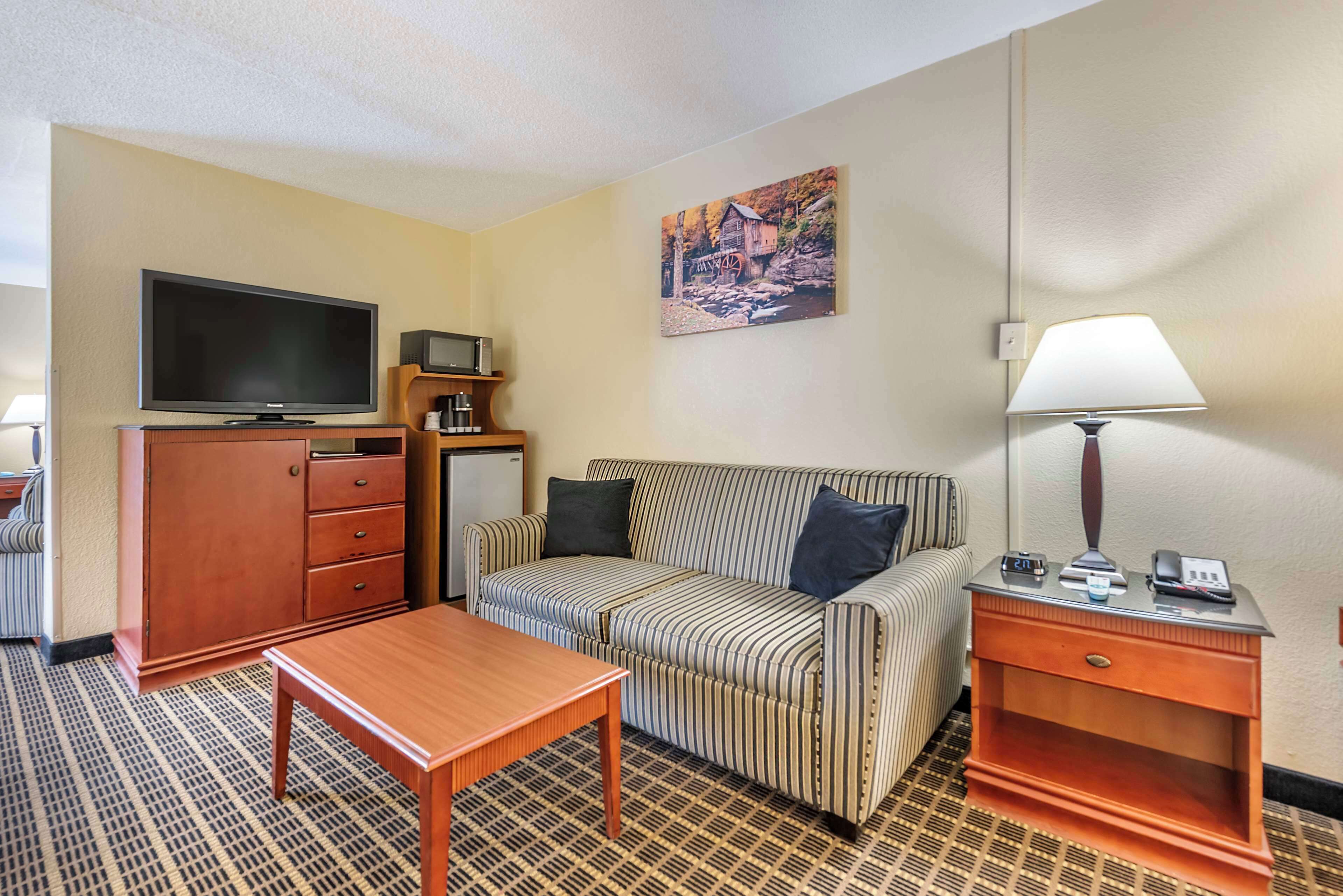 suite, 1 king bed, non smoking, jetted tub (with sofabed) | 1 bedroom, desk, laptop workspace, iron/ironing board