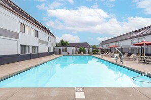 Piscine extérieure, parasols de plage, chaises longues