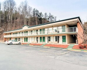 Exterior - Econo Lodge Martinsville (Martinsville)