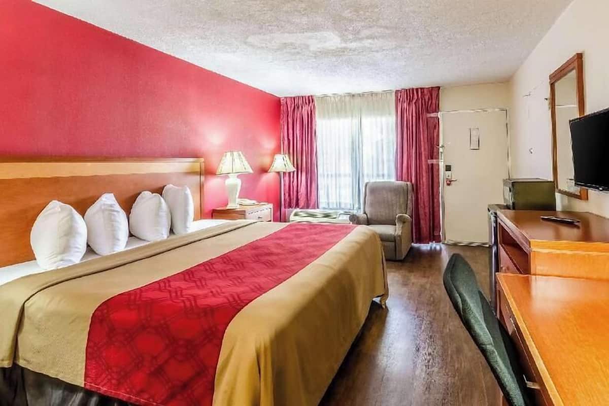 Desk, iron/ironing board, rollaway beds, free WiFi