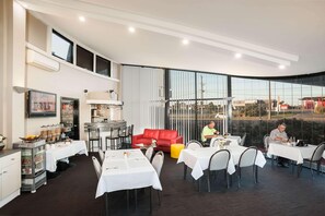 Breakfast and dinner served - Mahoneys Motor Inn (Reservoir)