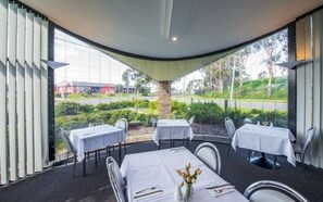 Petit déjeuner complet (18 AUD par personne)