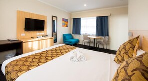 Minibar, escritorio, tabla de planchar con plancha y wifi gratis 