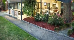 Garden view - Mahoneys Motor Inn (Reservoir)