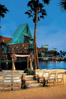 Private beach, white sand, beach towels, beach volleyball at Walt Disney World Dolphin