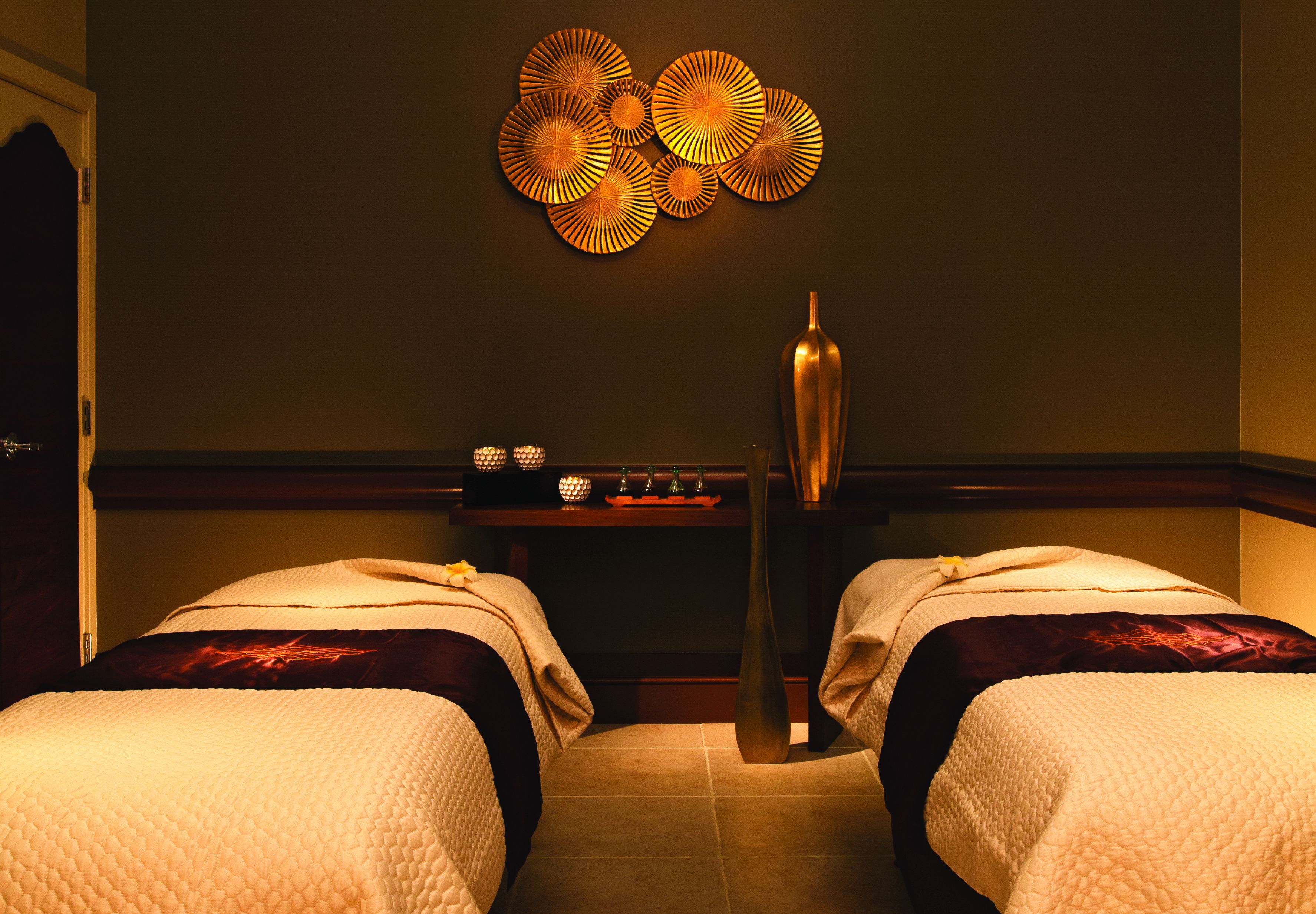 Salas de tratamiento para parejas, sauna y tina de hidromasaje 