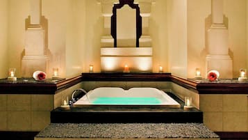 Salas de tratamiento para parejas, sauna y tina de hidromasaje