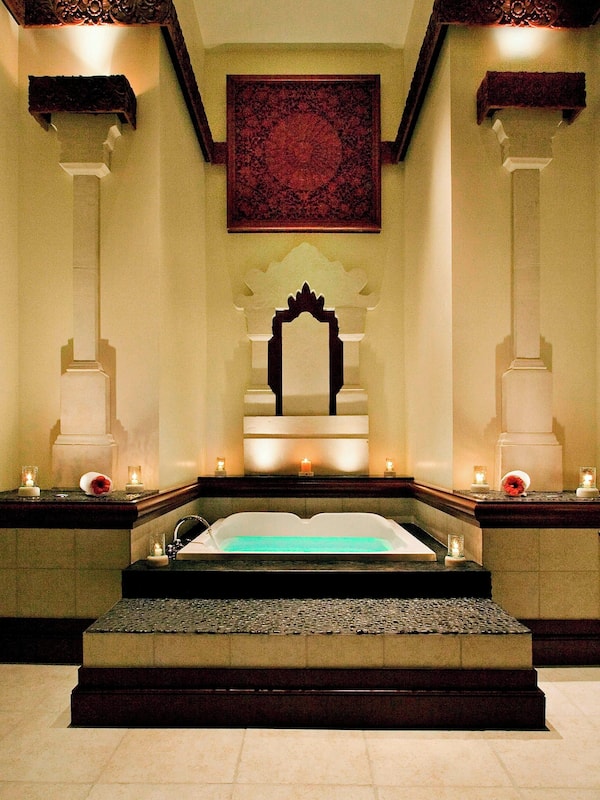 Couples treatment rooms, sauna, hot tub, steam room, body treatments