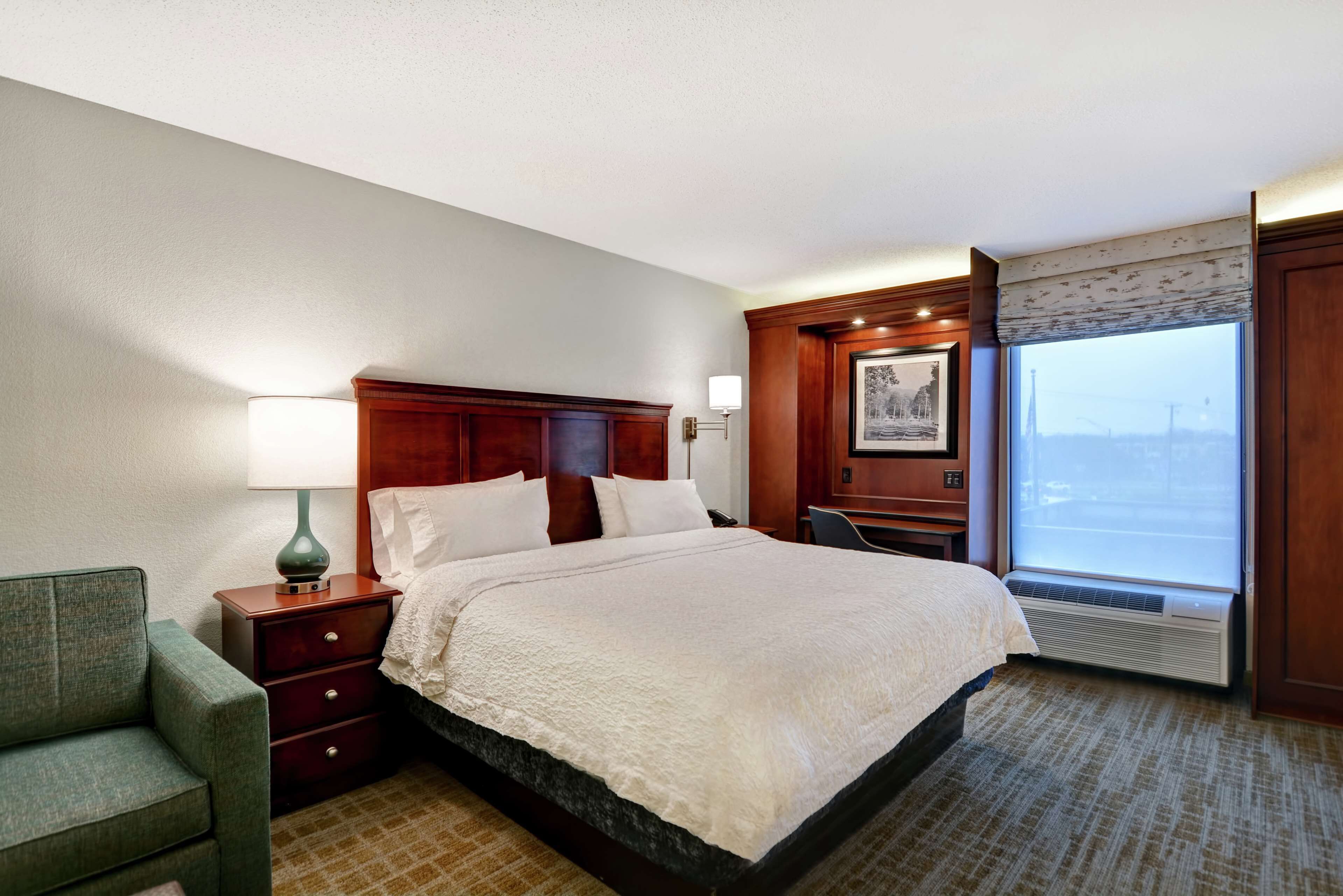 deluxe, one king bed, non-smoking | premium bedding, tempur-pedic beds, in-room safe, desk