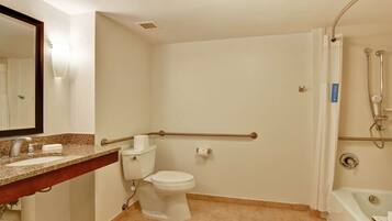 Ein Badezimmer mit Toilette, Waschbecken und Dusche.