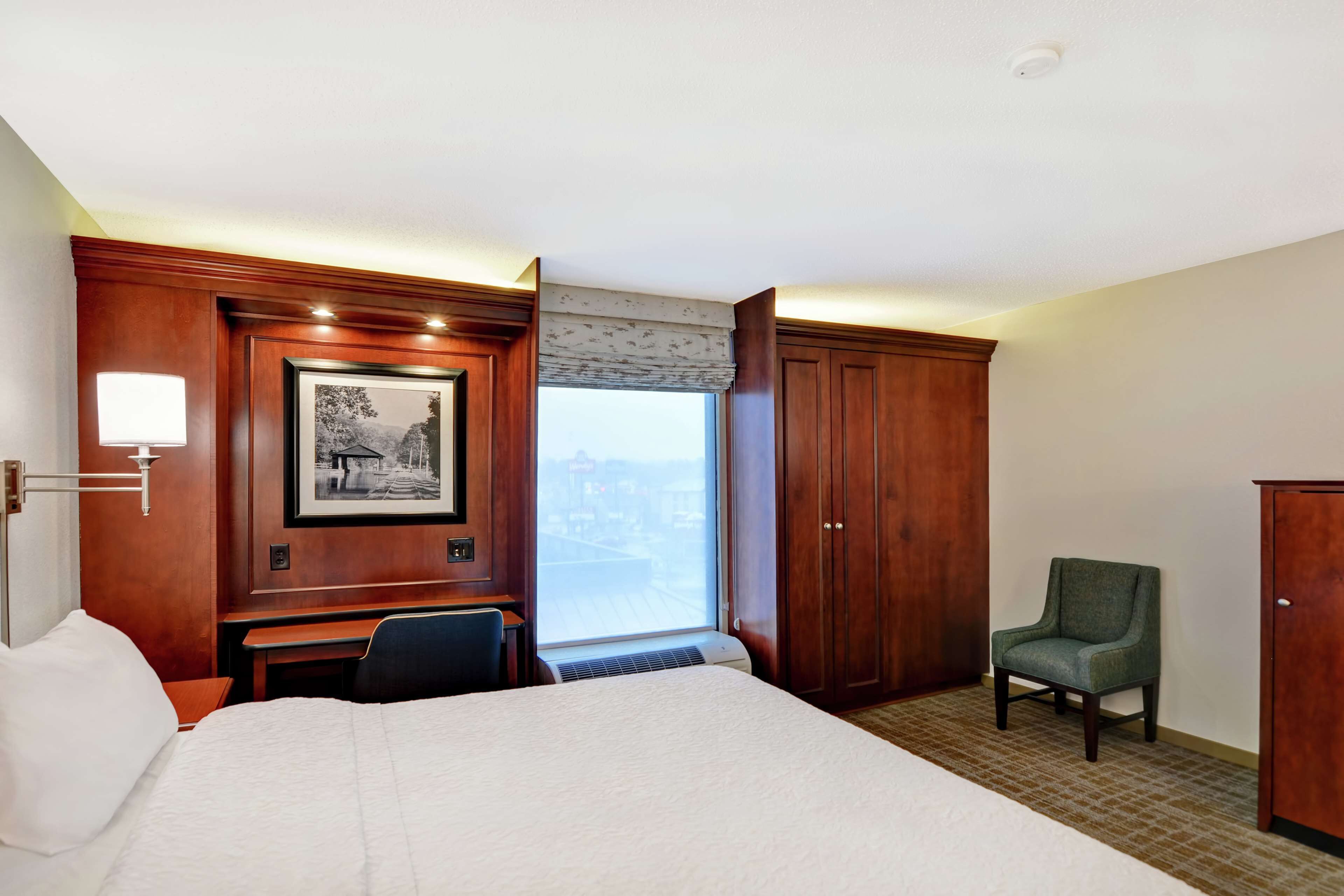 deluxe, one king bed, non-smoking | premium bedding, tempur-pedic beds, in-room safe, desk