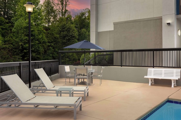 Piscine extérieure, chaises longues