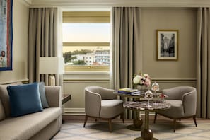 Literie hypoallergénique, couette en duvet, minibar, coffre-fort