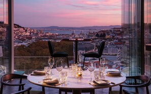 2 restaurantes; se sirve desayuno, almuerzo y cena; cocina local