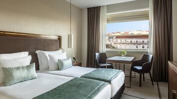 Ropa de cama hipoalergénica, edredones de plumas, minibar y caja fuerte