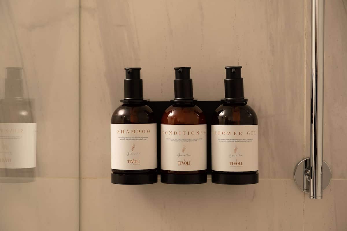 Allergitestet sengetøy, dundyner, minibar og safe på rommet