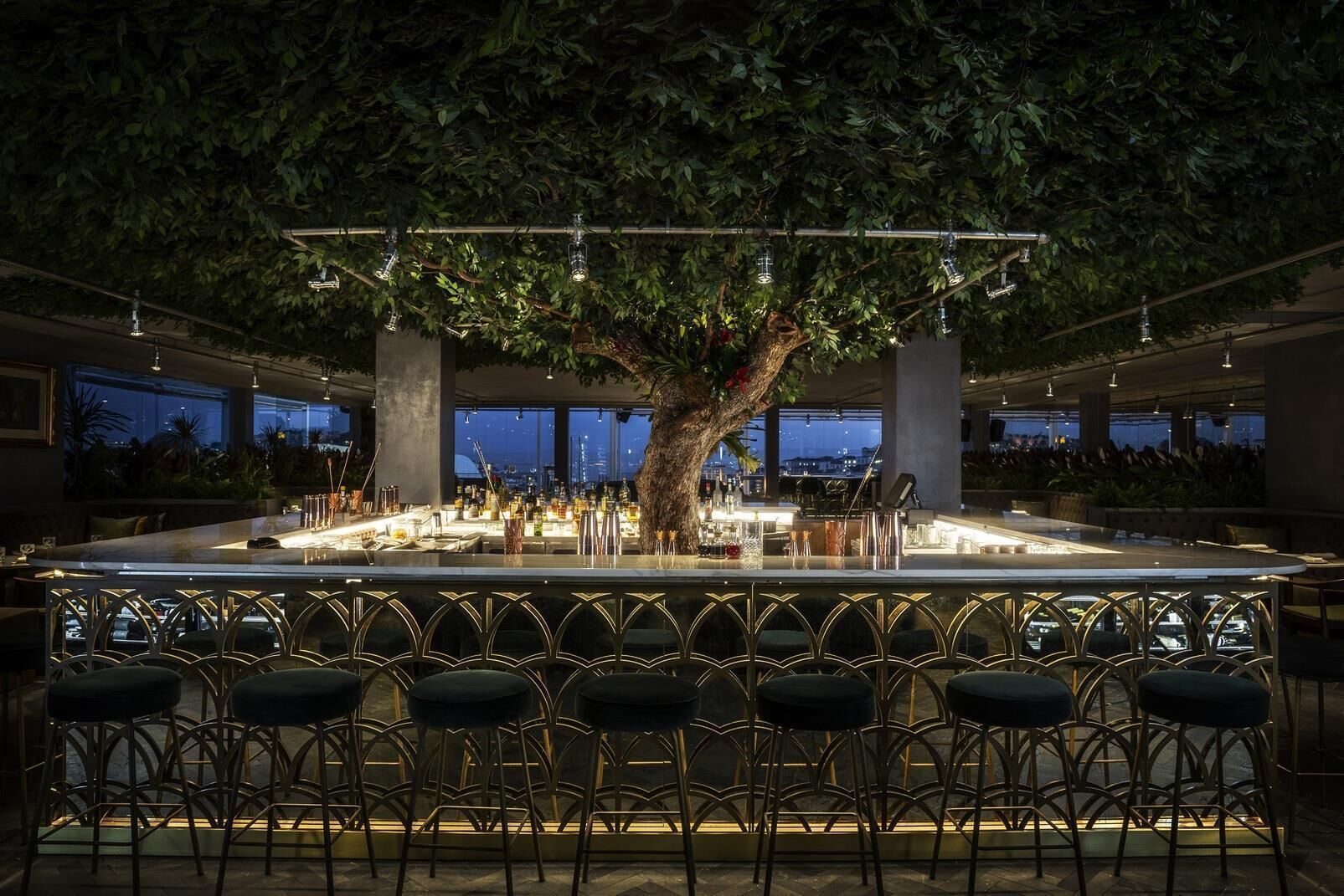 2 restaurants; breakfast, lunch and dinner served 
