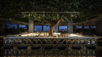 2 restaurants; breakfast, lunch and dinner served