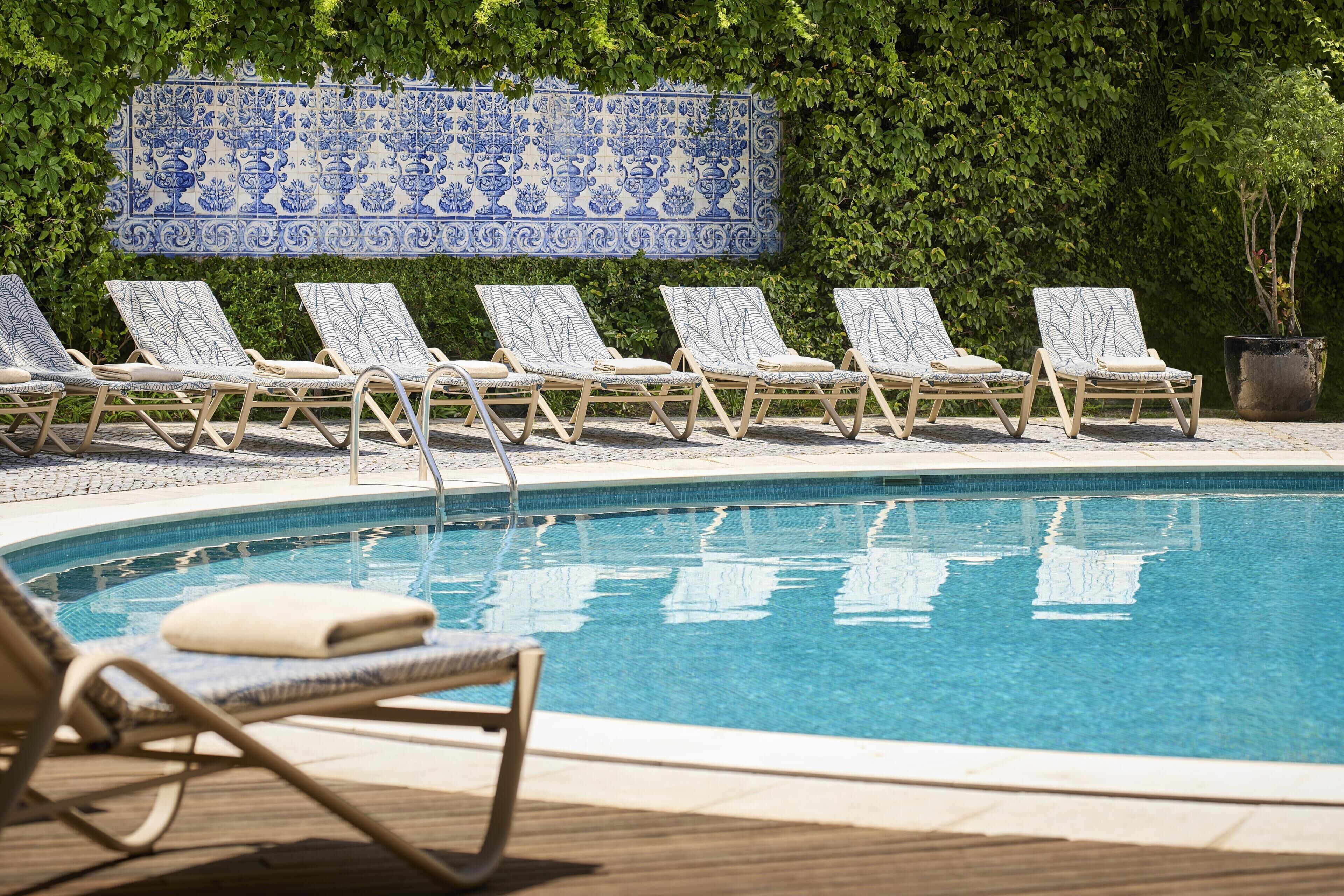 Seasonal outdoor pool, pool umbrellas, sun loungers