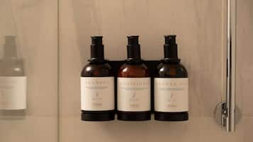 Allergitestet sengetøy, dundyner, minibar og safe på rommet