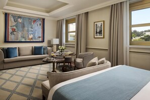 Ropa de cama hipoalergénica, edredones de plumas, minibar y caja fuerte