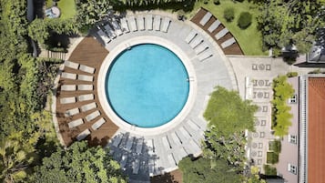 Außenpool (je nach Saison geöffnet), Sonnenschirme, Liegestühle