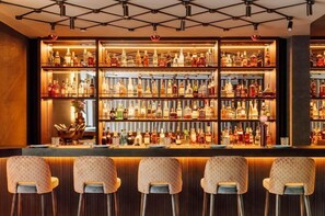 2 restaurantes, se sirven desayunos, comidas, cenas y cocina local