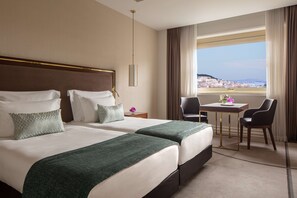 Deluxe Room (Avenue View) | Hypo-allergenic bedding, down comforters, minibar, in-room safe