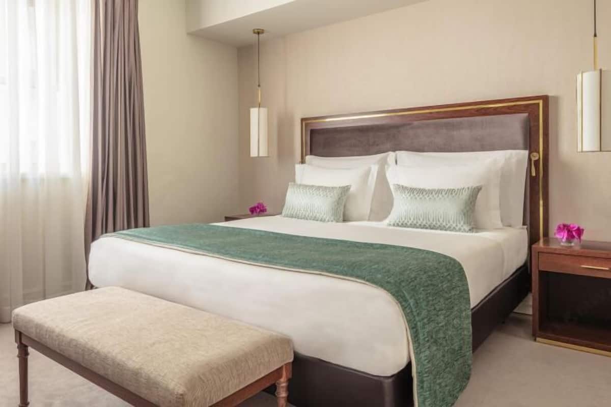 Hypo-allergenic bedding, down comforters, minibar, in-room safe