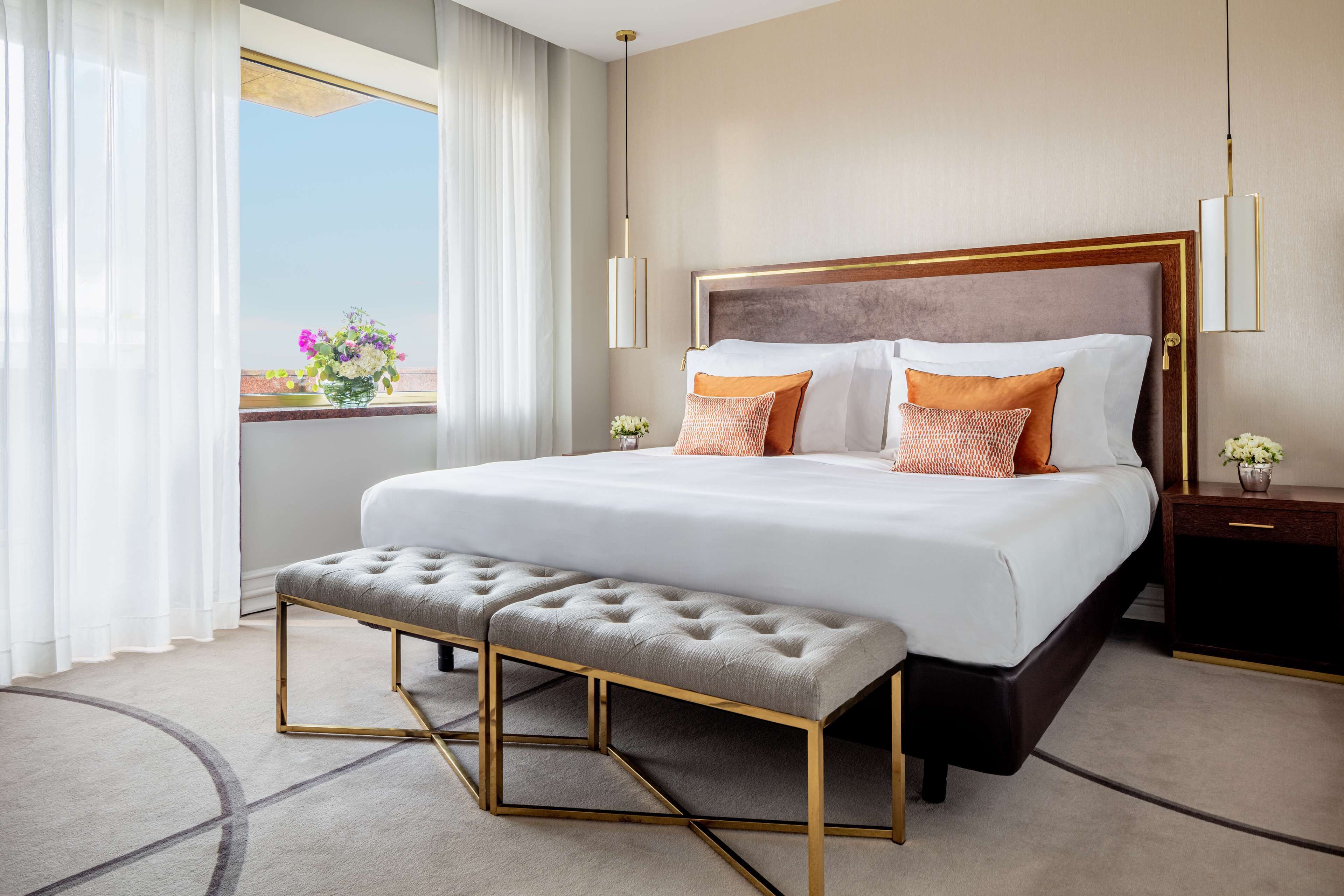 Ropa de cama hipoalergénica, edredones de plumas, minibar y caja fuerte